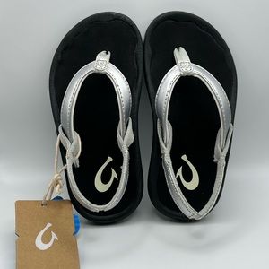 OluKai Kulapa Kai Girls’ Silver Black Flip-Flops Size 9/10 | NWT